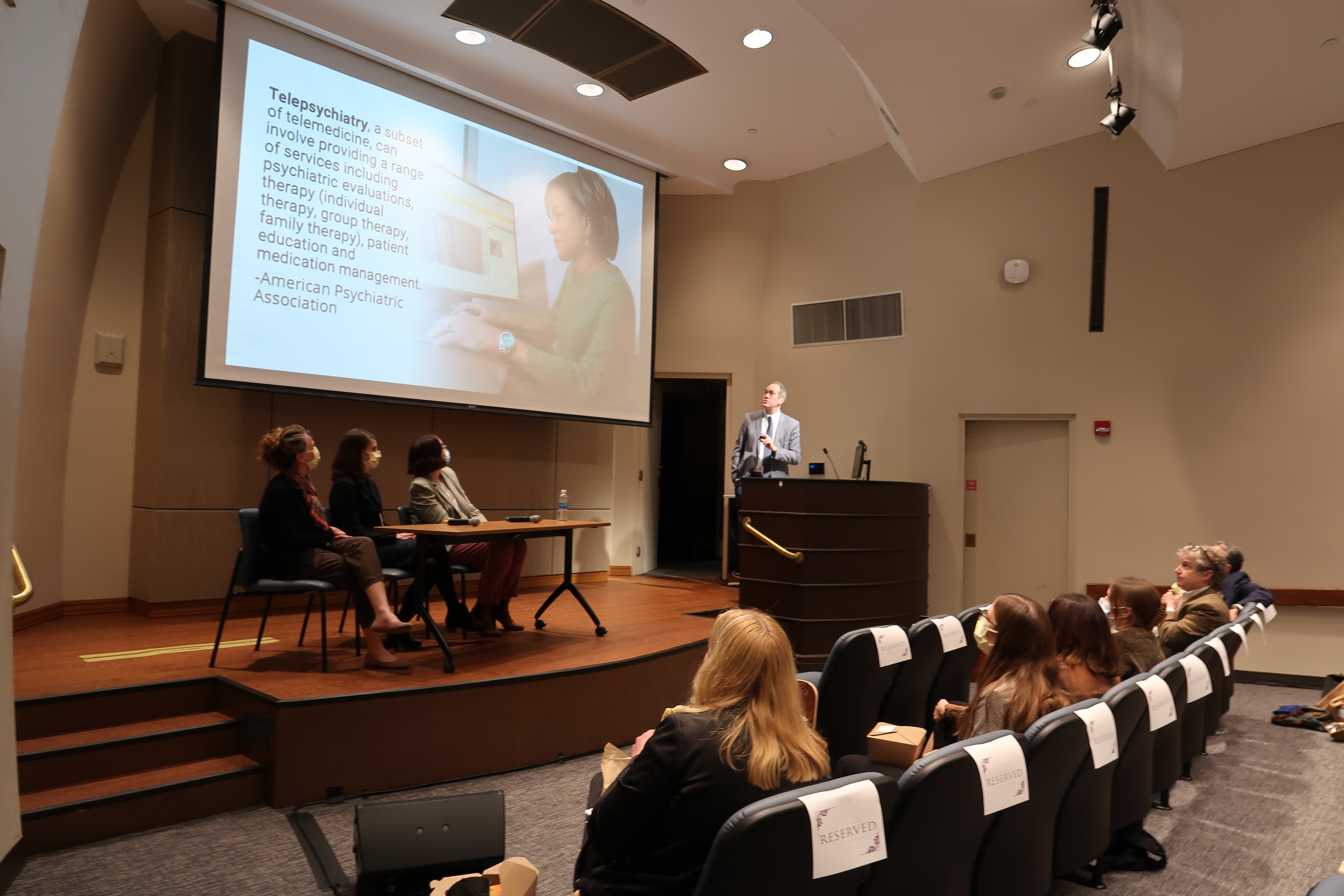 Dr. Jamie Tew presents at the Clinician Educator Showcase